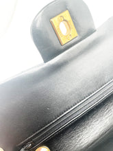 Load image into Gallery viewer, Sac à main Chanel Classique 23 cm en cuir d&#39;agneau noir et métal doré plaqué or.
