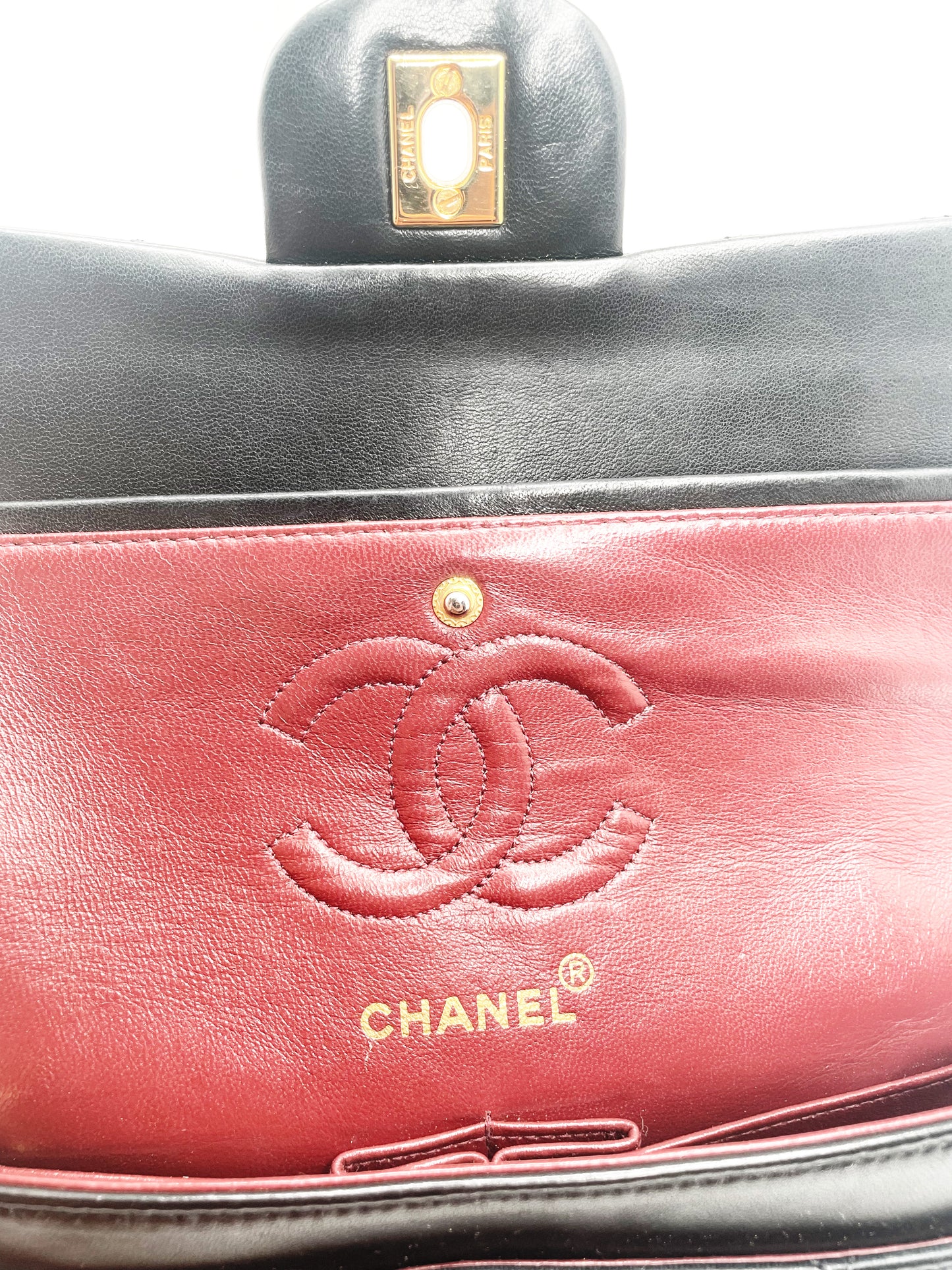 Sac à main Chanel Classique 23 cm en cuir d'agneau noir et métal doré plaqué or.