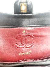 Load image into Gallery viewer, Sac à main Chanel Classique 23 cm en cuir d&#39;agneau noir et métal doré plaqué or.

