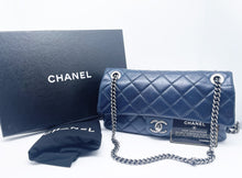 Charger l&#39;image dans la galerie, Super Sac Chanel Timeless en cuir d&#39;agneau bleu

