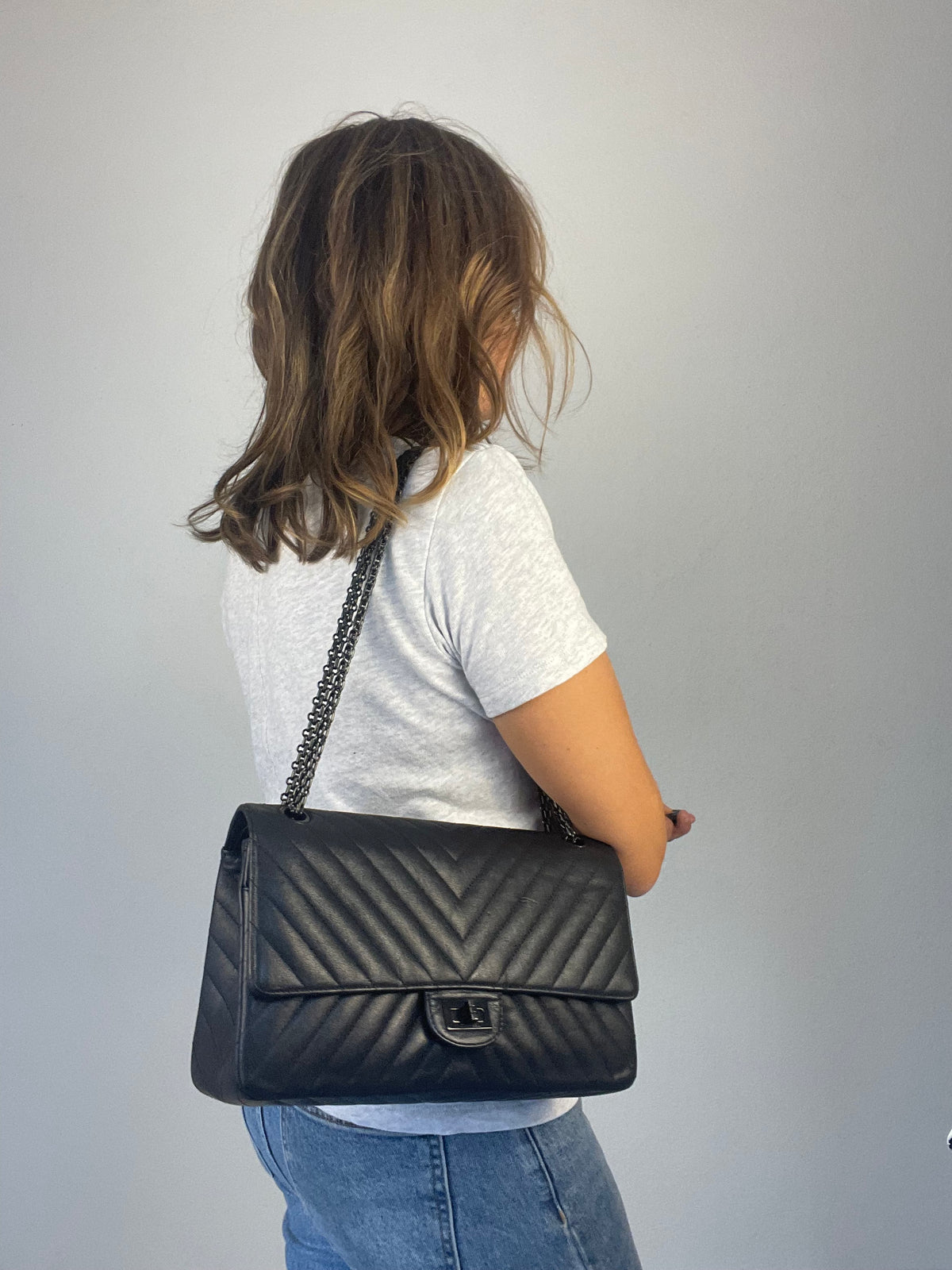 Grand Sac 2.55 Chanel So Black en cuir de veau Chevron à double rabat - Soline