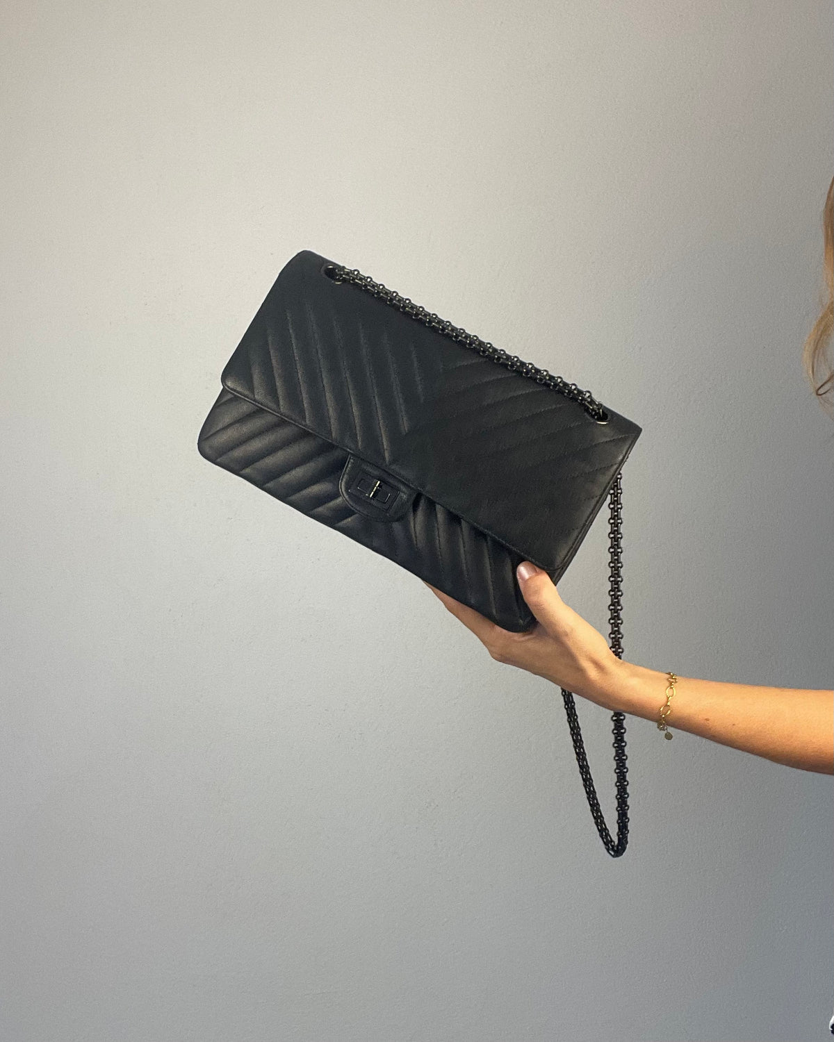 Grand Sac 2.55 Chanel So Black en cuir de veau Chevron à double rabat - Soline