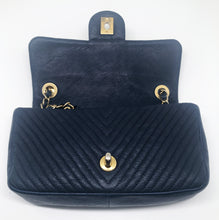 Load image into Gallery viewer, Superbe Sac Chanel 21 cm en cuir et motif Chevron Bleu.

