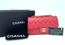 Charger l&#39;image dans la galerie, Parfait sac à rabat bandoulière Chanel Mini/Petit Timeless &quot;Must Have&quot; en cuir
