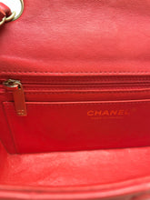 Load image into Gallery viewer, Parfait sac à rabat bandoulière Chanel Mini/Petit Timeless &quot;Must Have&quot; en cuir
