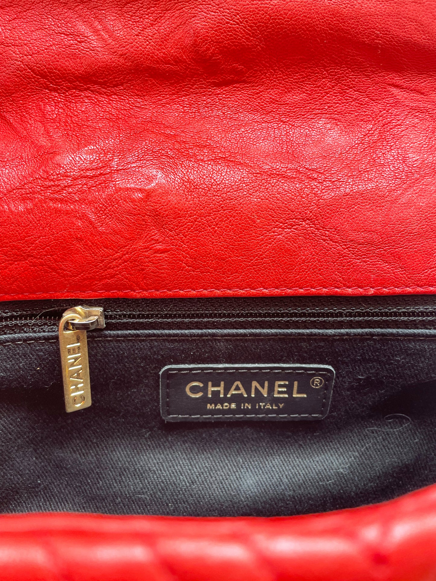 Superbe Sac Chanel 21 cm en cuir et motif Chevron Rouge valentine.