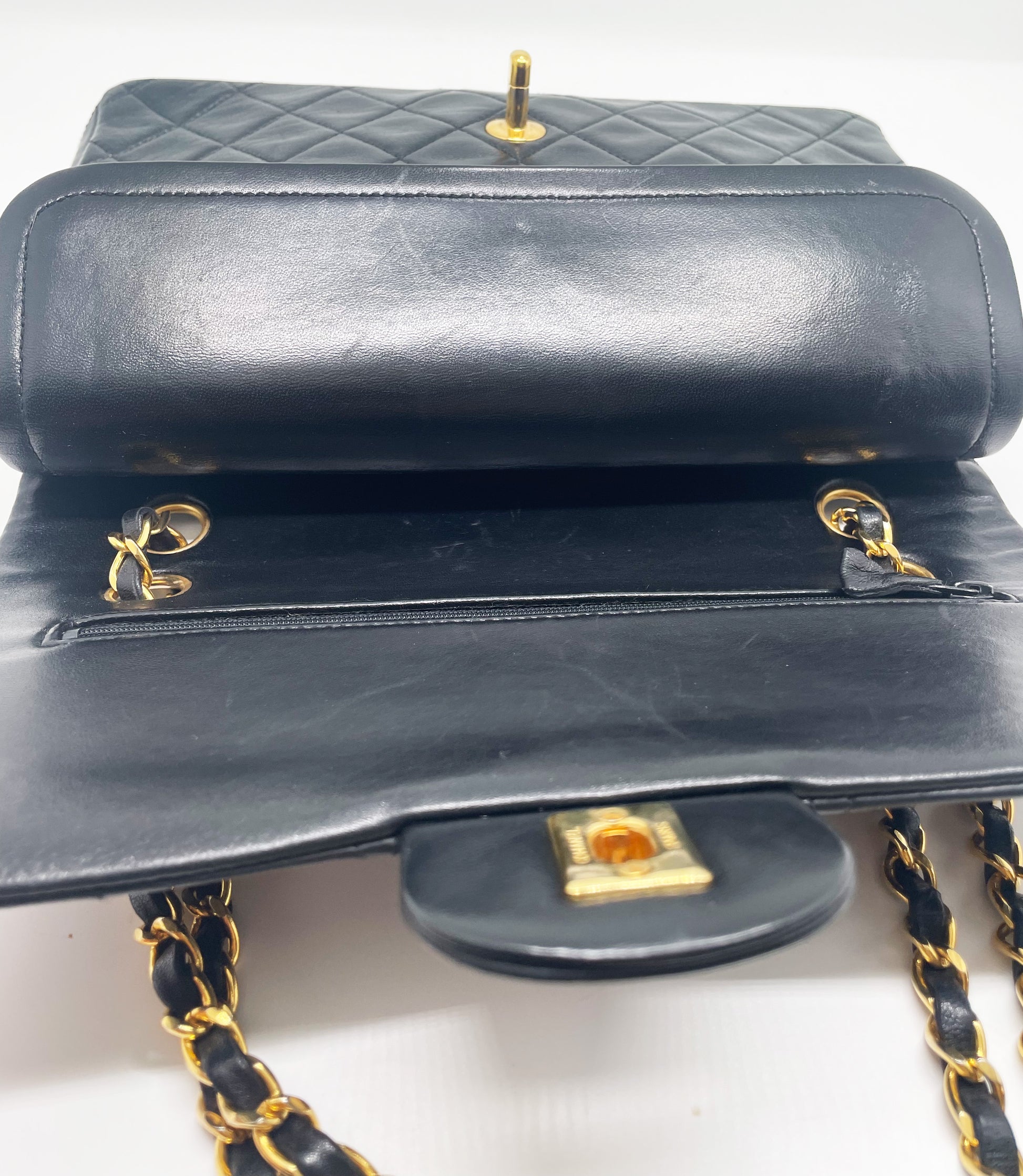 Sac à main Chanel Classique en cuir d'agneau noir et métal doré plaqué 24 carat - Soline