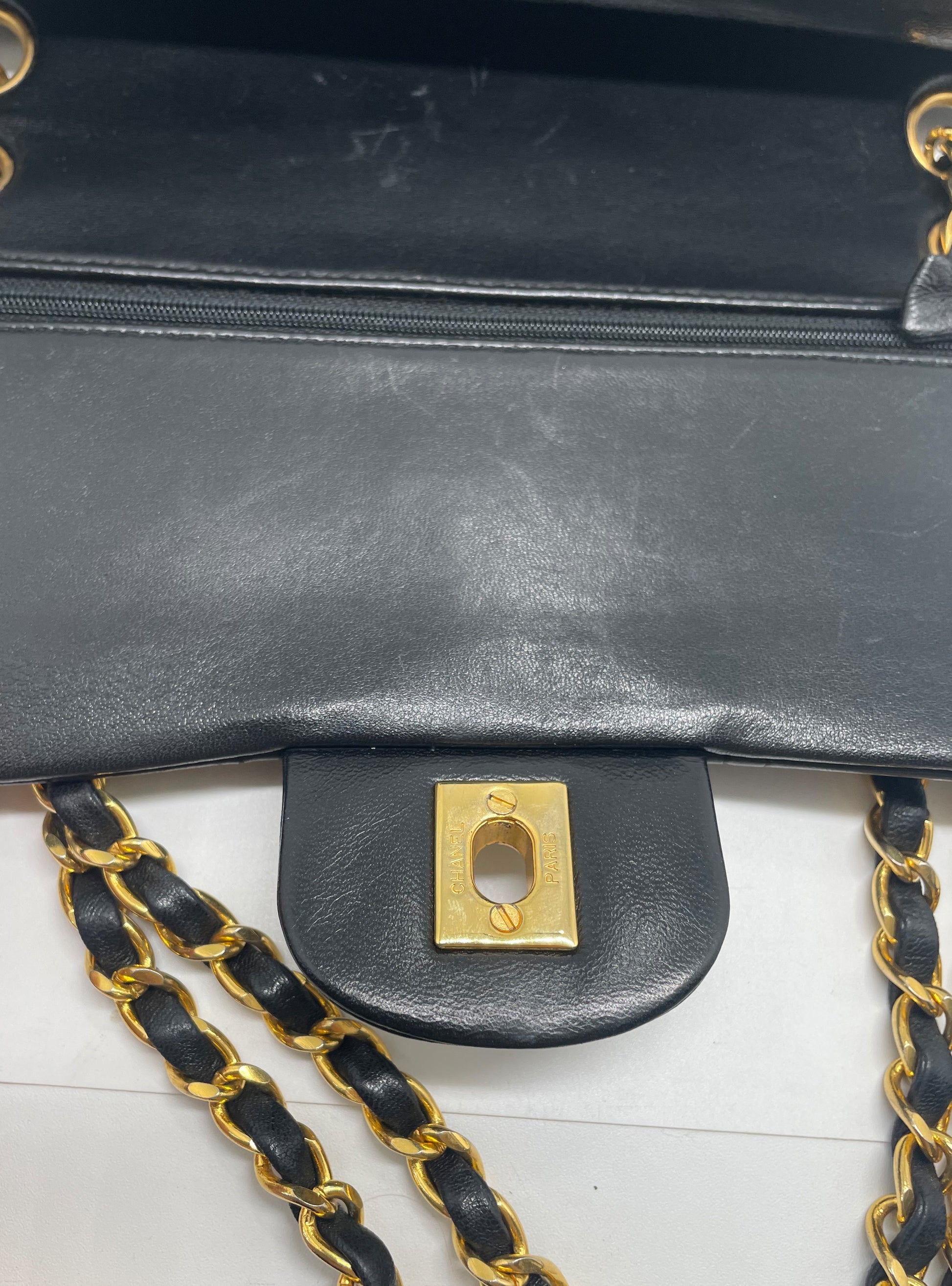 Sac à main Chanel Classique en cuir d'agneau noir et métal doré plaqué 24 carat - Soline