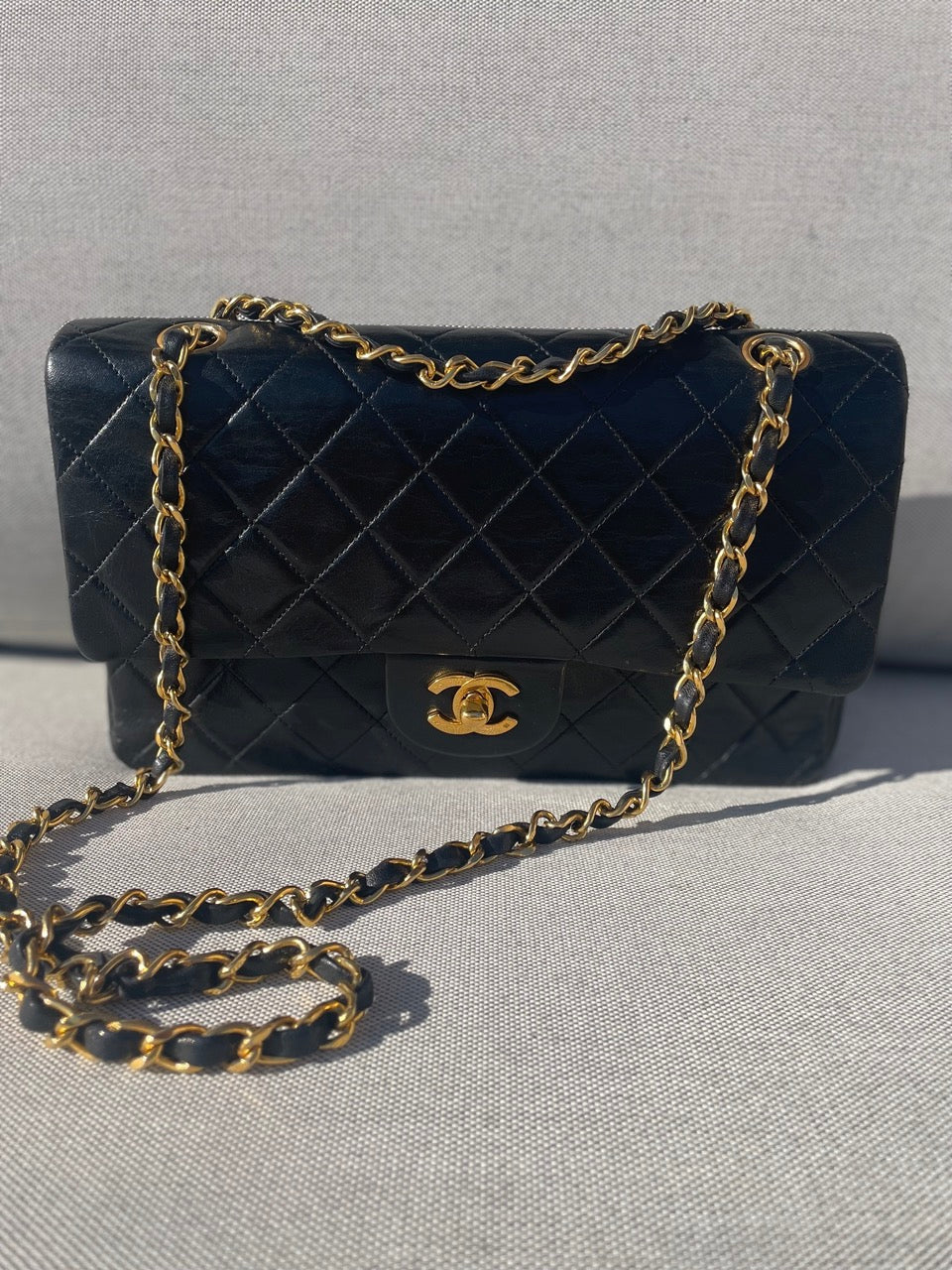 Sac à main Chanel Classique en cuir d'agneau noir et métal doré plaqué or