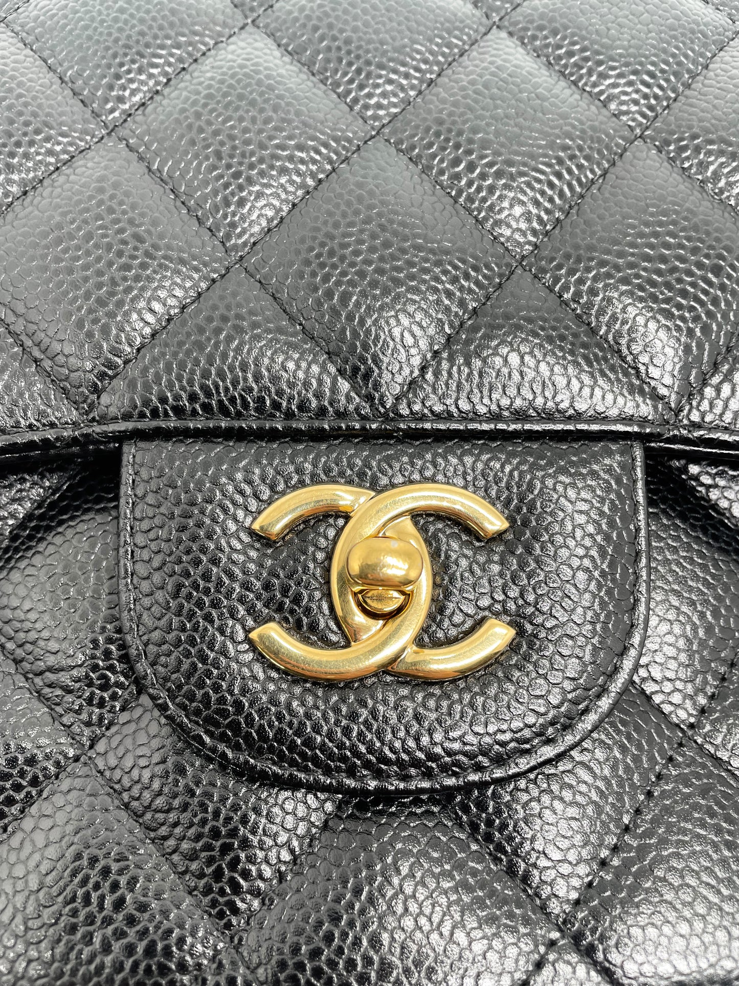 Grand Sac Classique Chanel Veau grainé et métal doré Noir