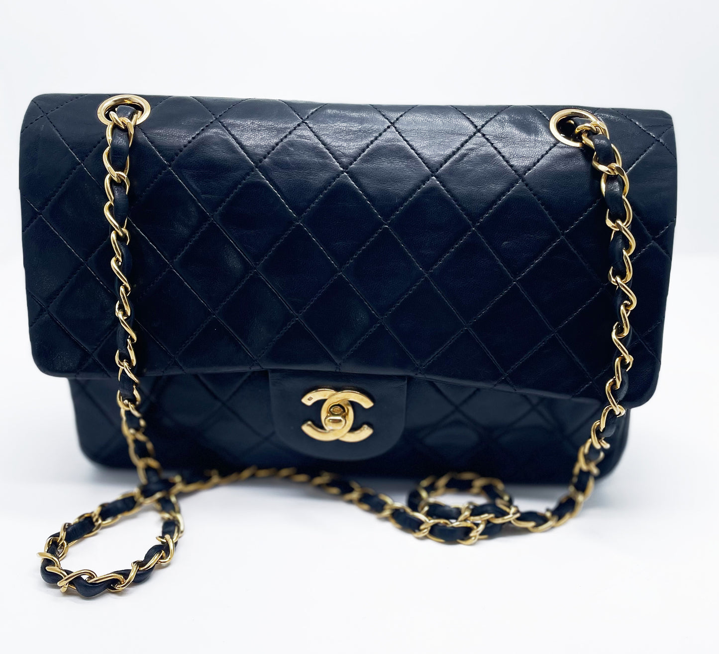 Sac à main Chanel Classique en cuir d'agneau noir et métal doré plaqué 24 carat - Soline