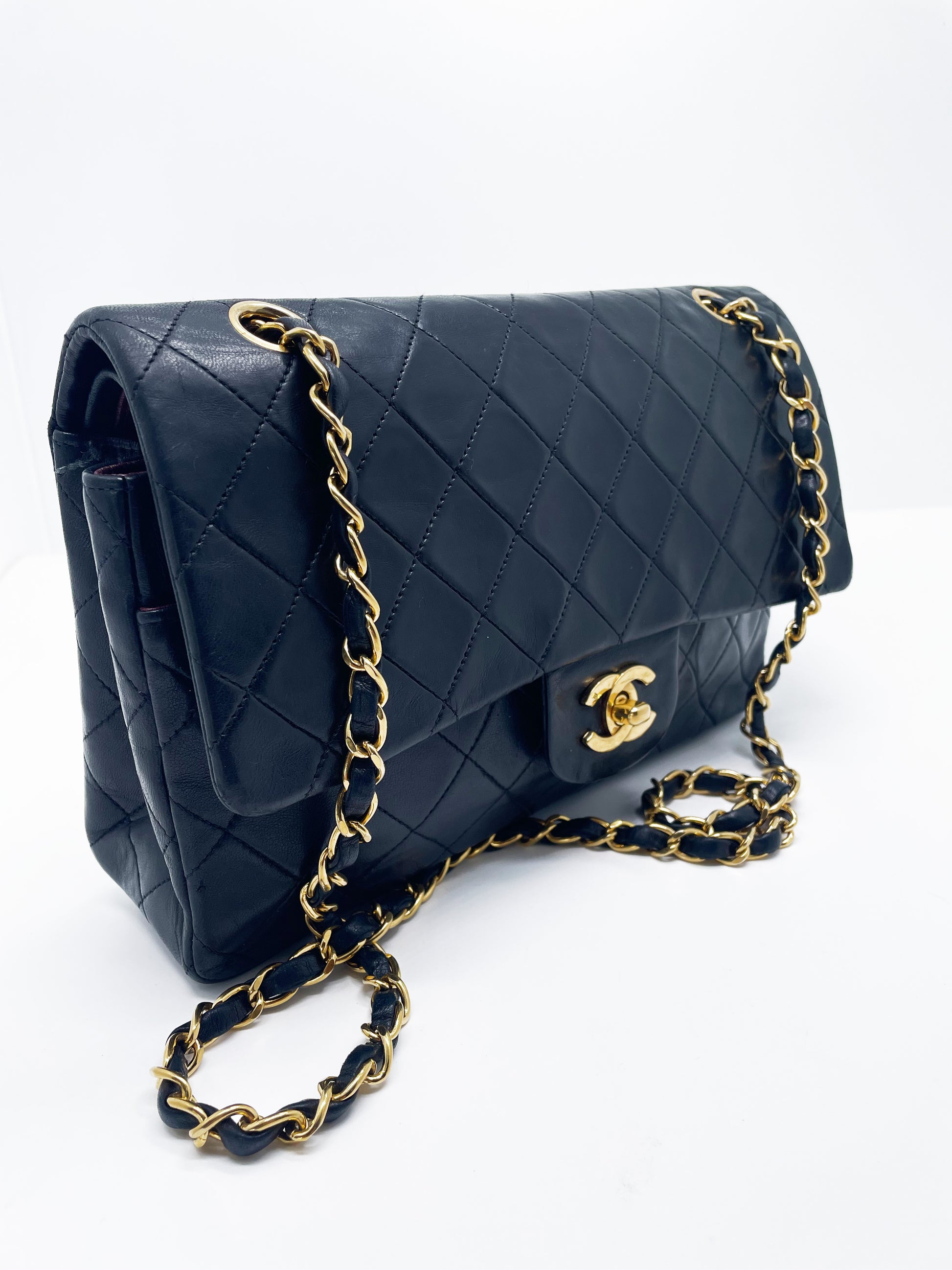 Sac à main Chanel Classique en cuir d'agneau noir et métal doré plaqué 24 carat - Soline