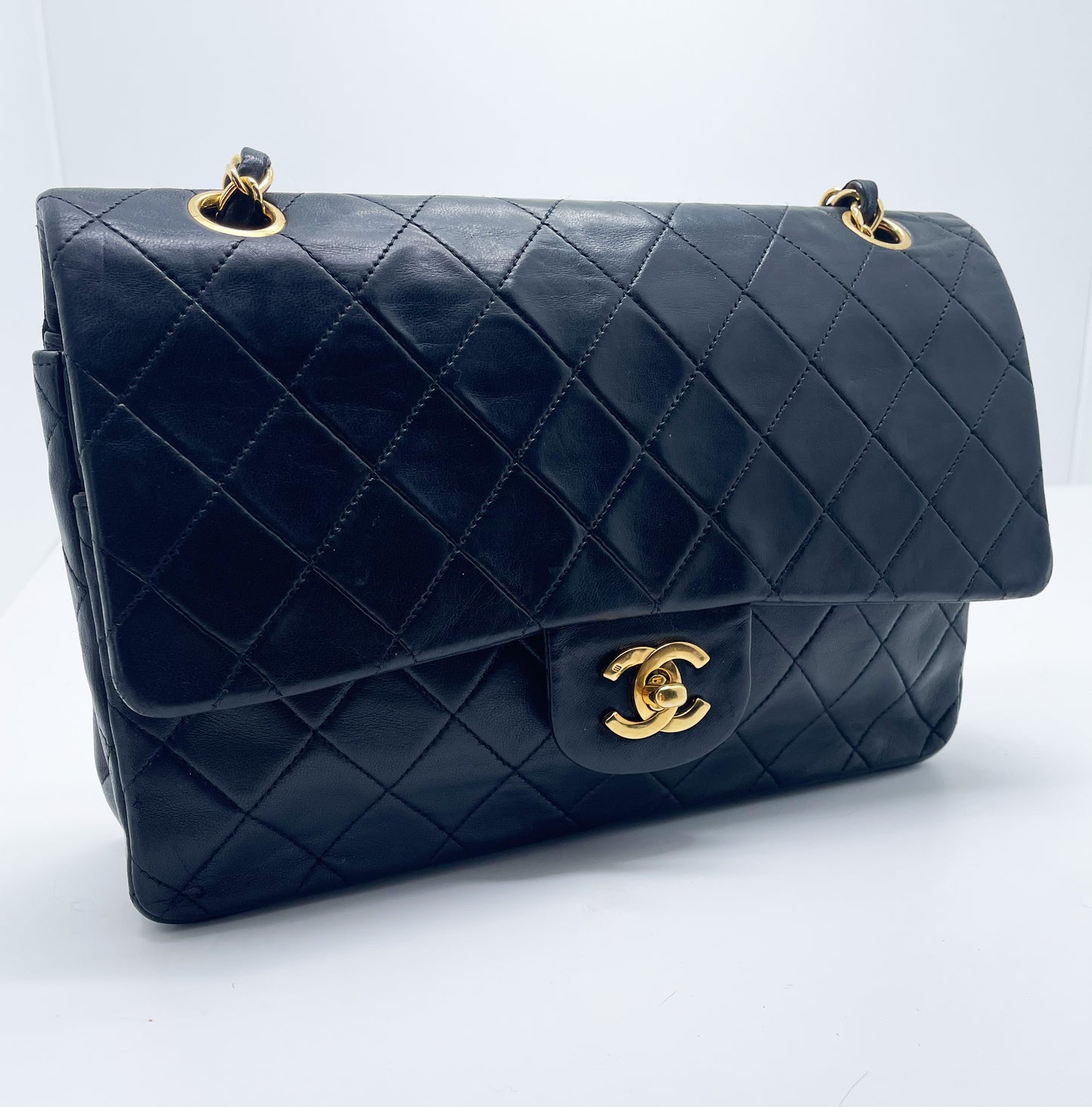 Sac à main Chanel Classique en cuir d'agneau noir et métal doré plaqué 24 carat - Soline