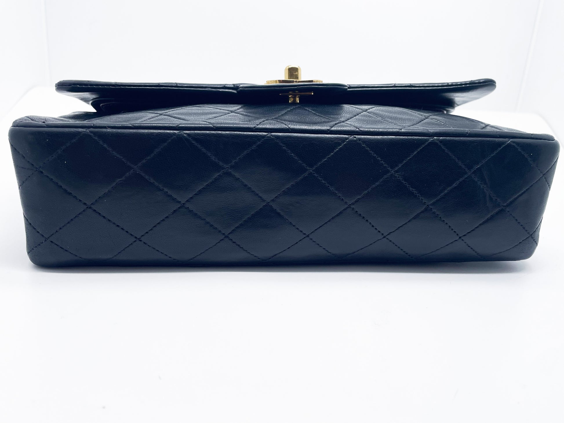 Sac à main Chanel Classique en cuir d'agneau noir et métal doré plaqué 24 carat - Soline