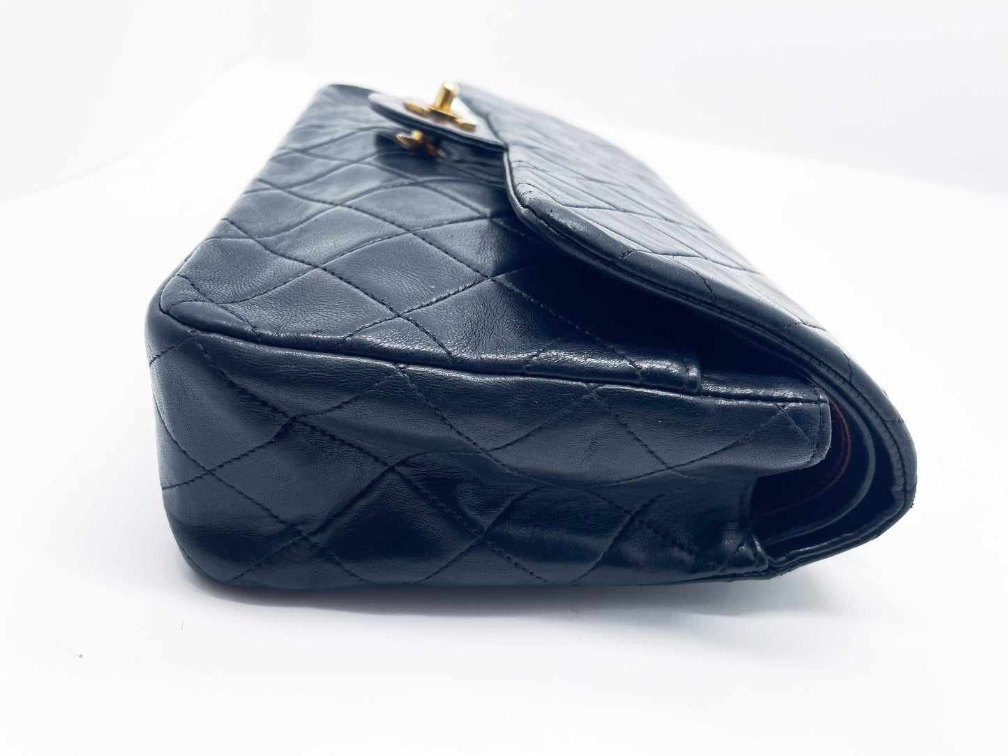 Sac à main Chanel Classique en cuir d'agneau noir et métal doré plaqué 24 carat - Soline