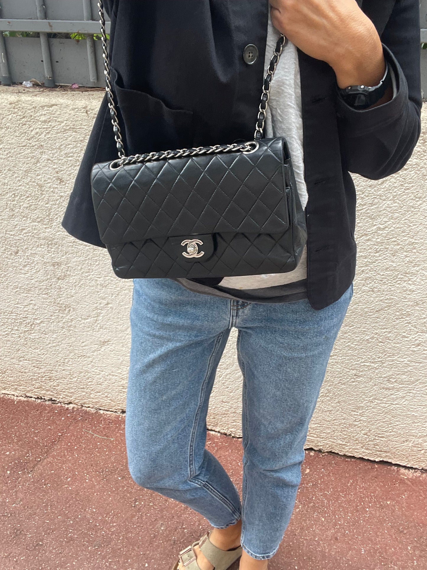 Sac à main Chanel Classique en cuir d'agneau noir et métal argenté. - Soline