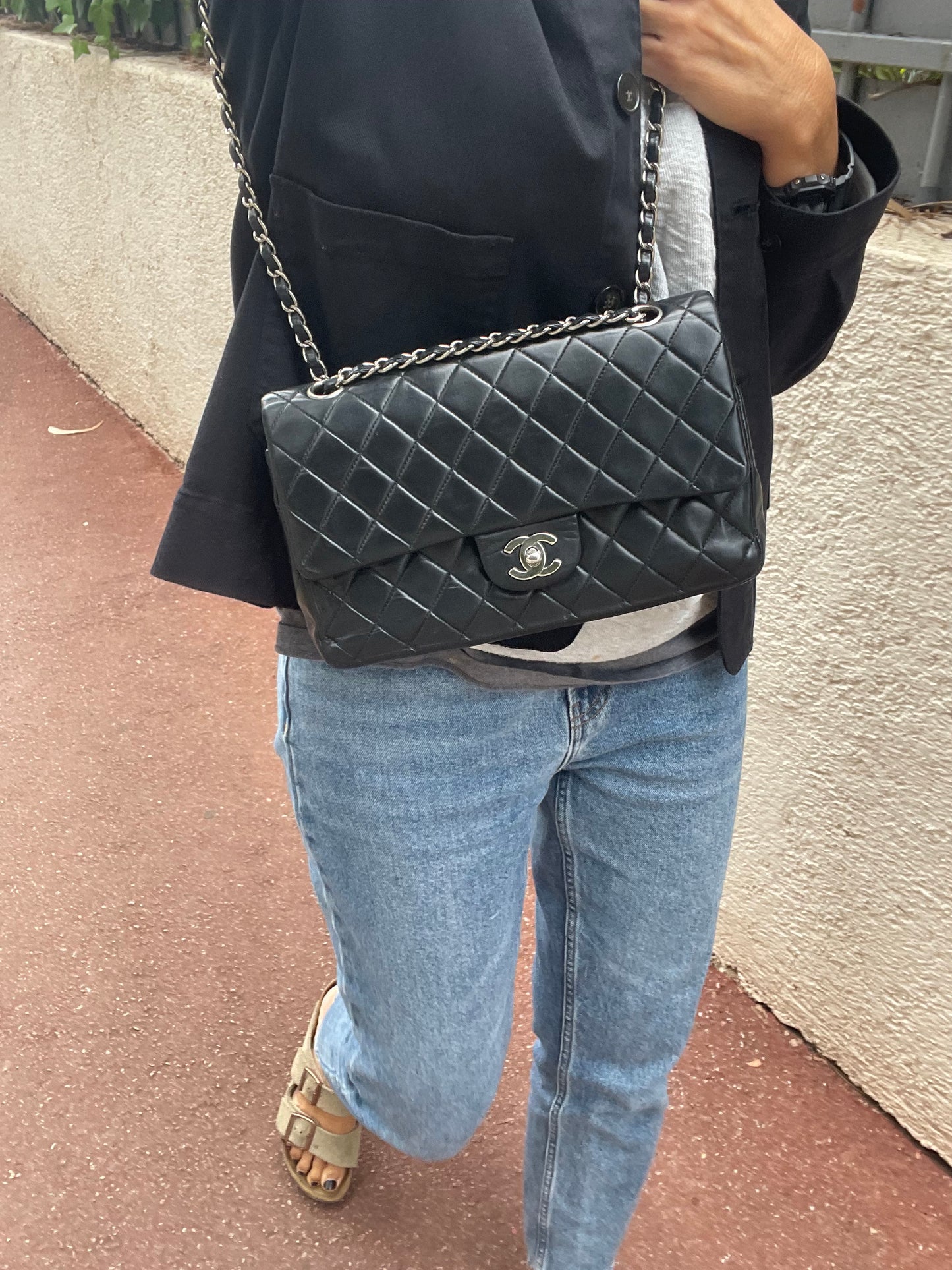 Sac à main Chanel Classique en cuir d'agneau noir et métal argenté. - Soline