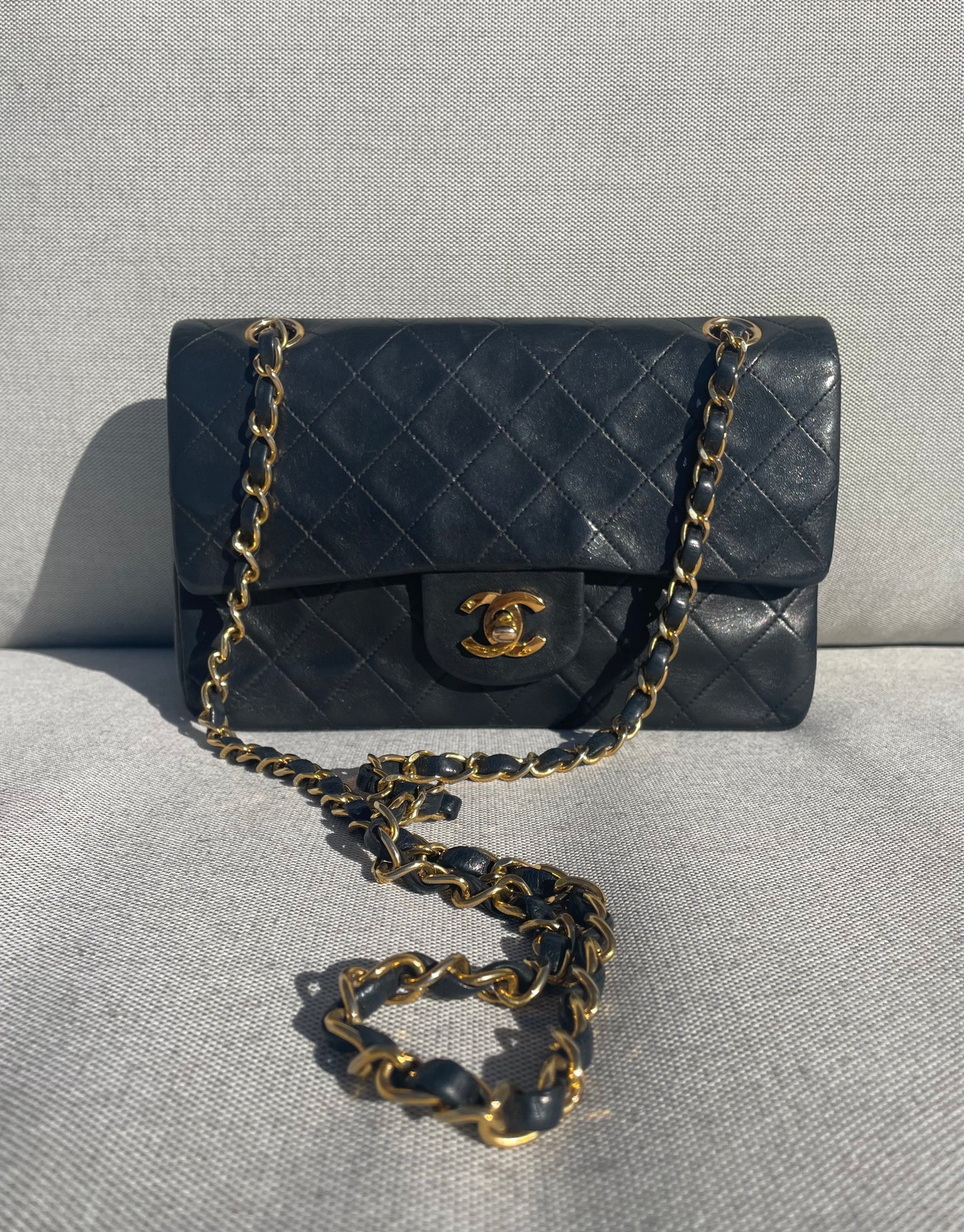 SAC BANDOULIÈRE CHANEL TIMELESS 23CM DOUBLE FLAP EN CUIR MATELASSE NOIR - Soline