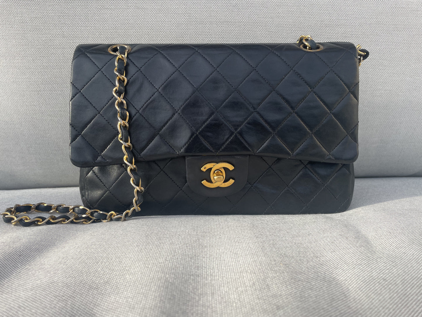 Sac Chanel Classique 25 cm vintage double rabat en cuir noir - Soline