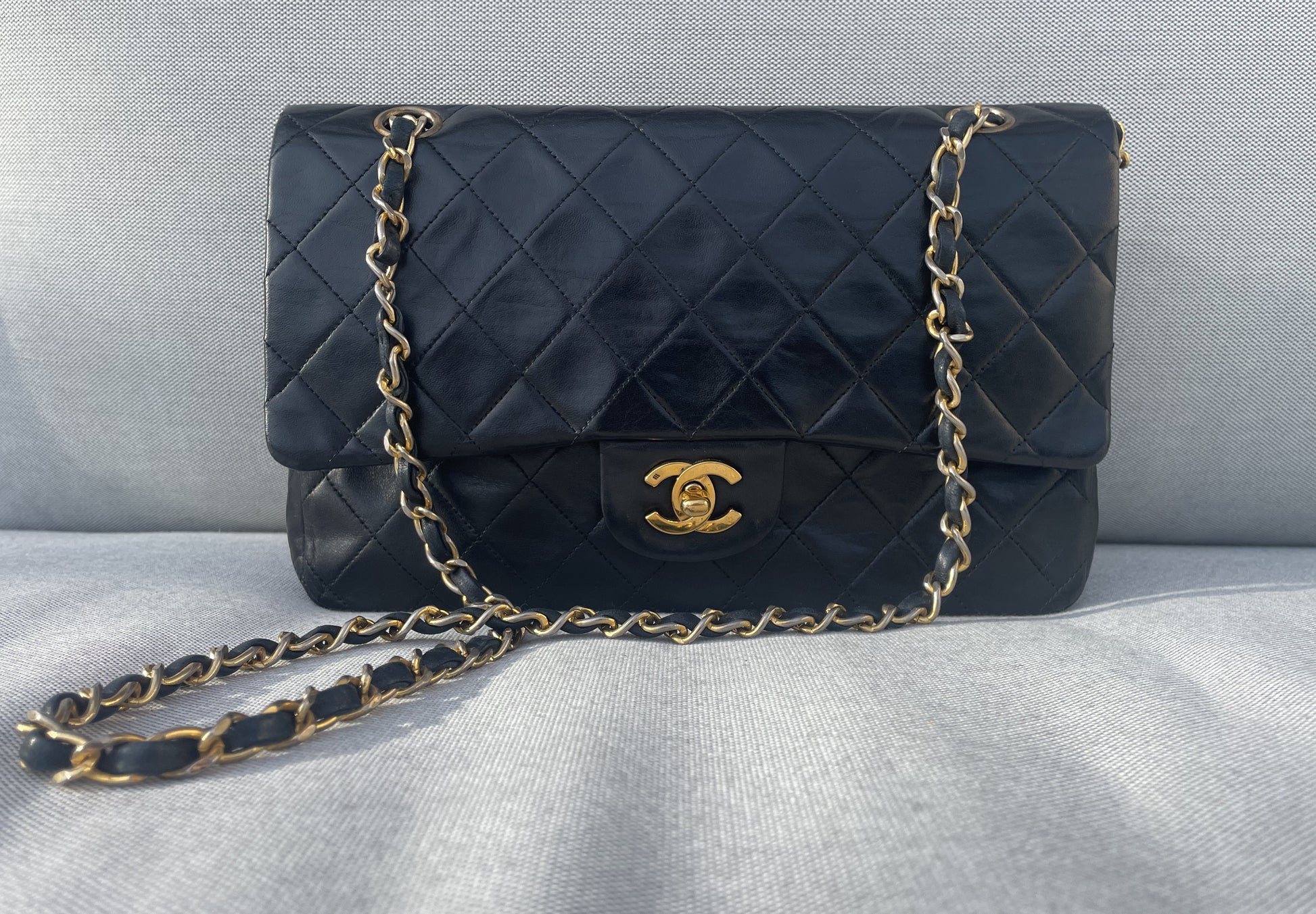 Sac Chanel Classique 25 cm vintage double rabat en cuir noir - Soline