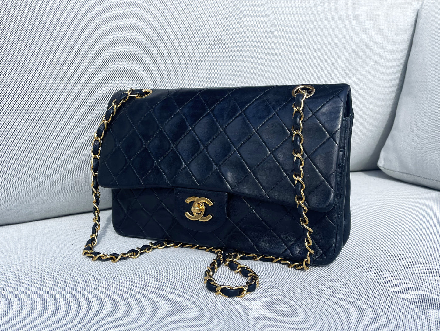 Sac à main Chanel Classique en cuir d'agneau noir et métal doré plaqué 24 carat - Soline