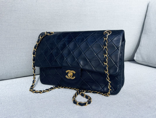 Sac à main Chanel Classique en cuir d'agneau noir et métal doré plaqué 24 carat