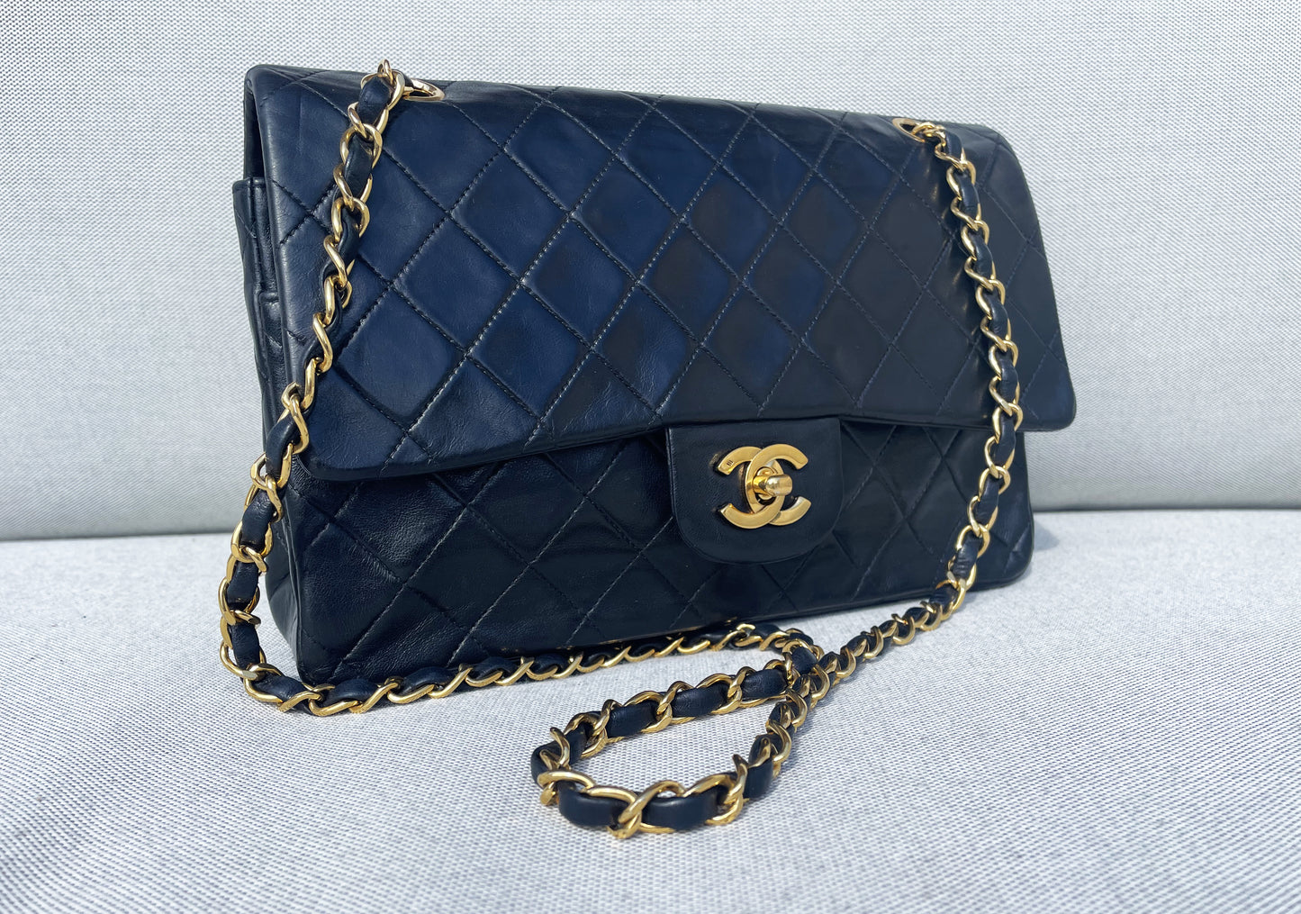 Sac à main Chanel Classique en cuir d'agneau noir et métal doré plaqué 24 carat - Soline