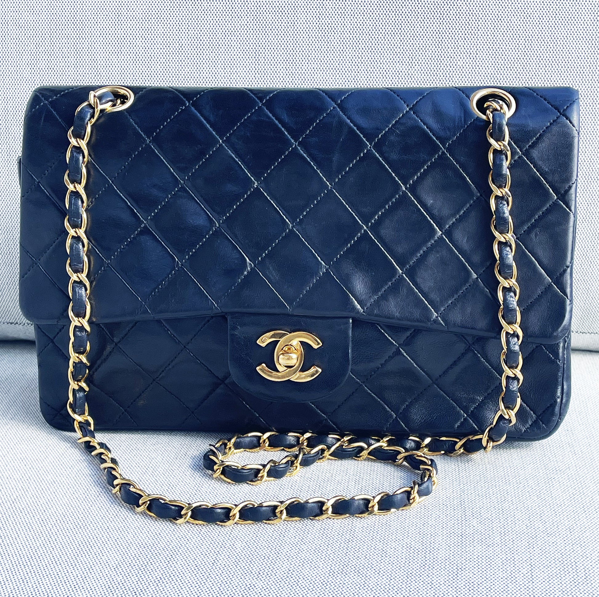 Sac à main Chanel Classique en cuir d'agneau noir et métal doré plaqué 24 carat - Soline