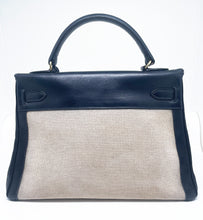 Load image into Gallery viewer, sac à main Hermès Kelly 32 retourne bi-matière en box de cuir bleu marine et toile beige

