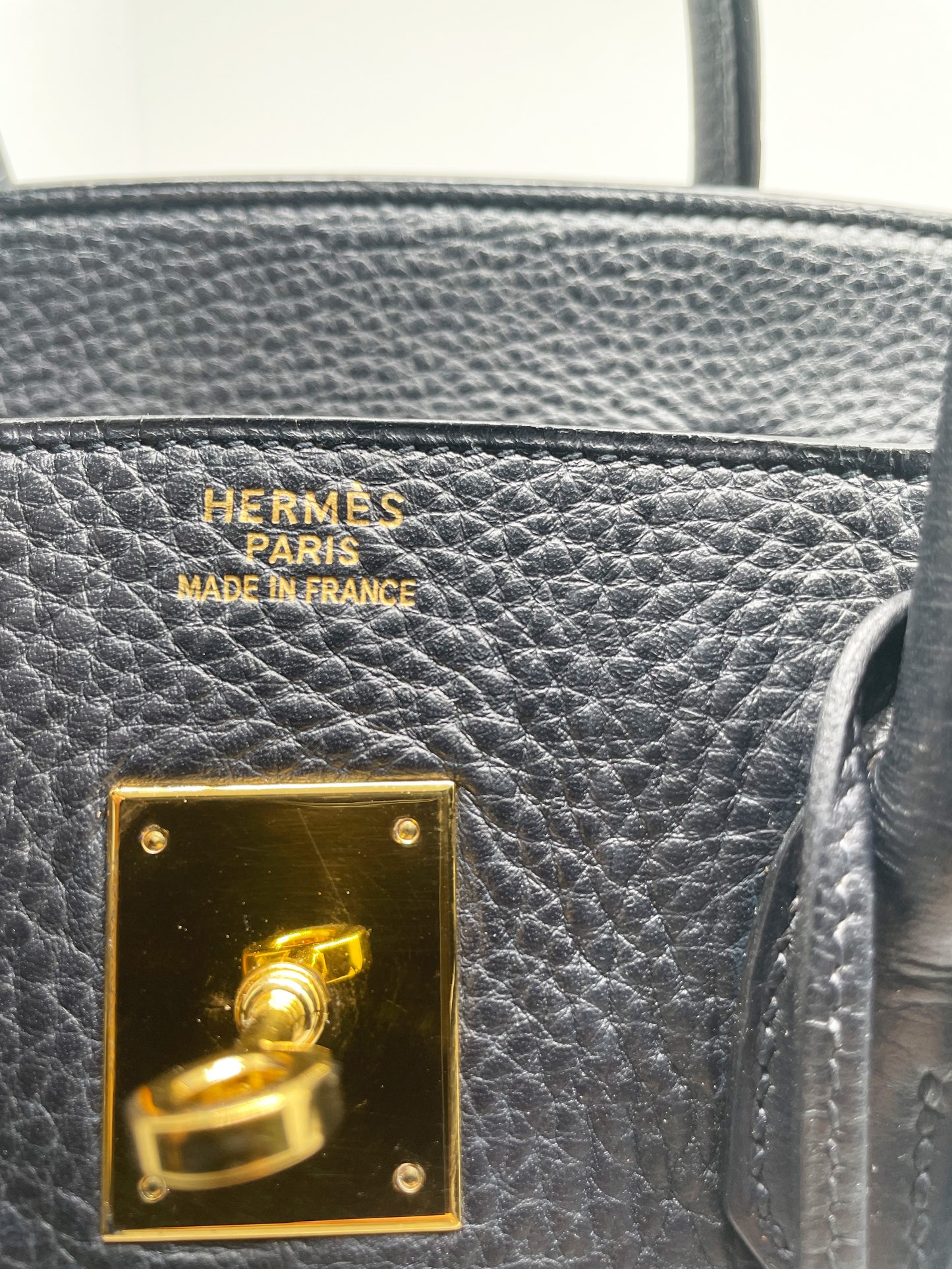 Sac Hermès Birkin en cuir Togo Bleu Nuit 35 cm, garniture en métal doré.