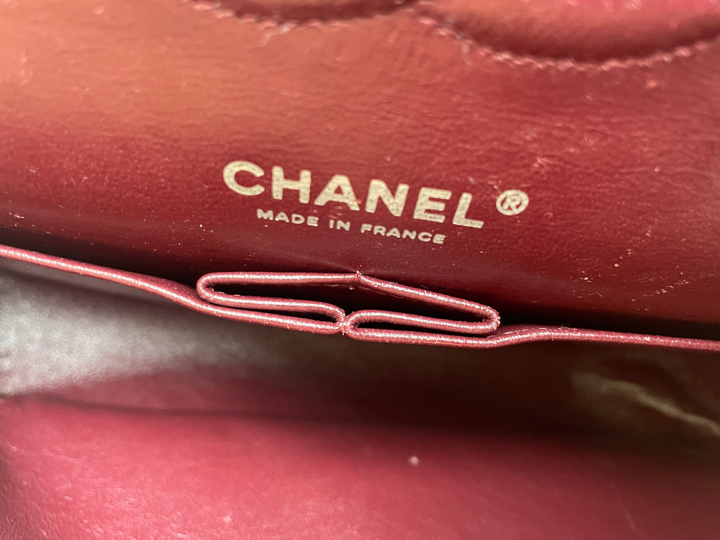 Sac à main Chanel Classique en cuir d'agneau noir et métal argenté. - Soline