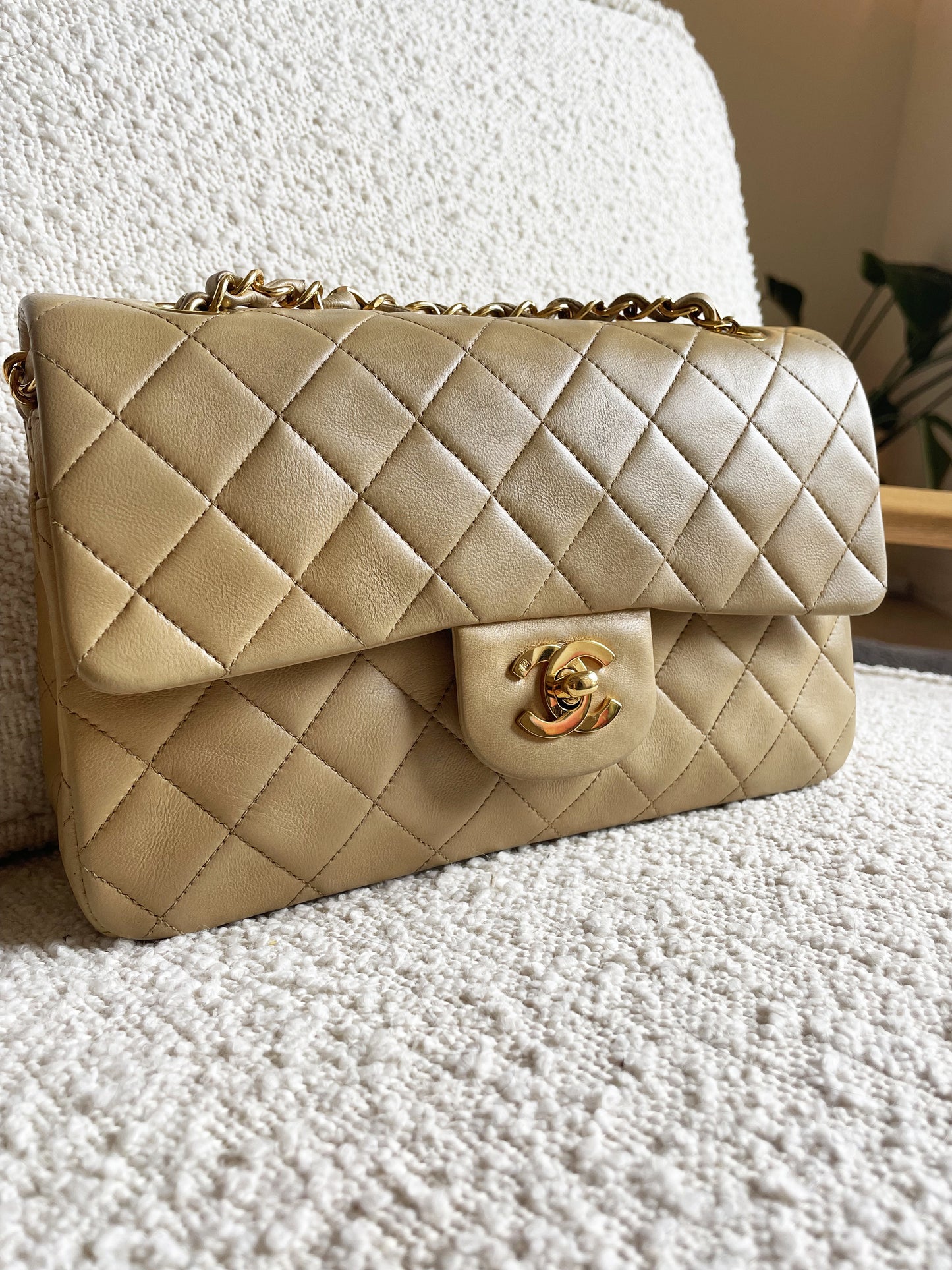 Sac Chanel Timeless 23 cm à double rabat en cuir d'agneau matelassé beige - Soline