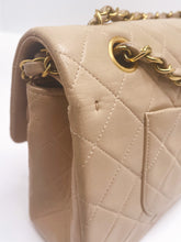 Charger l&#39;image dans la galerie, Sac à main Chanel bandoulière Timeless médium en cuir beige

