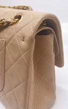 Load image into Gallery viewer, Sac à main Chanel bandoulière Timeless médium en cuir beige
