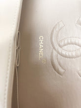 Load image into Gallery viewer, Sac à main Chanel bandoulière Timeless médium en cuir beige
