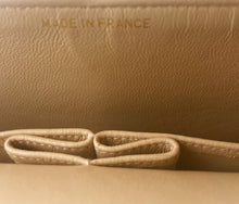 Charger l&#39;image dans la galerie, Sac à main Chanel bandoulière Timeless médium en cuir beige
