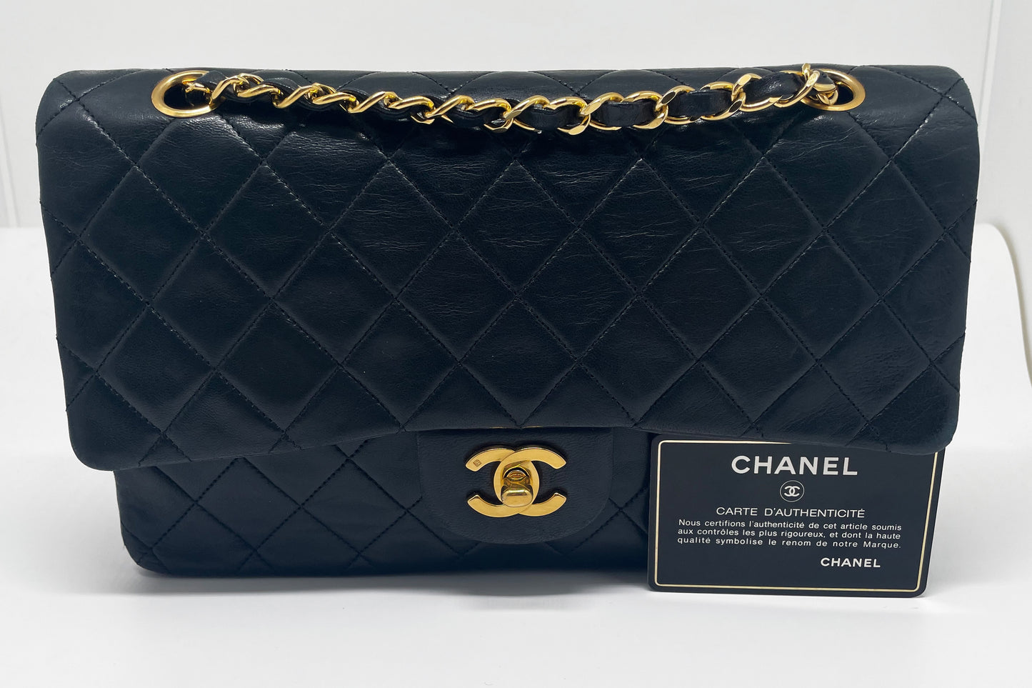 Sac à main Chanel Classique medium en cuir d'agneau noir et métal doré.