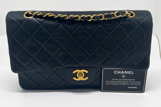 Sac à main Chanel Classique medium en cuir d'agneau noir et métal doré. - Soline