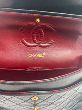 Load image into Gallery viewer, Sac à main Chanel Classique medium en cuir d&#39;agneau noir et métal doré.
