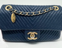 Charger l&#39;image dans la galerie, Superbe Sac Chanel 21 cm en cuir et motif Chevron Bleu.
