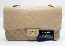 Load image into Gallery viewer, Sac Chanel bandoulière Timeless médium en cuir beige
