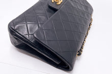 Load image into Gallery viewer, Sac à main Chanel Classique en cuir d&#39;agneau noir et métal doré

