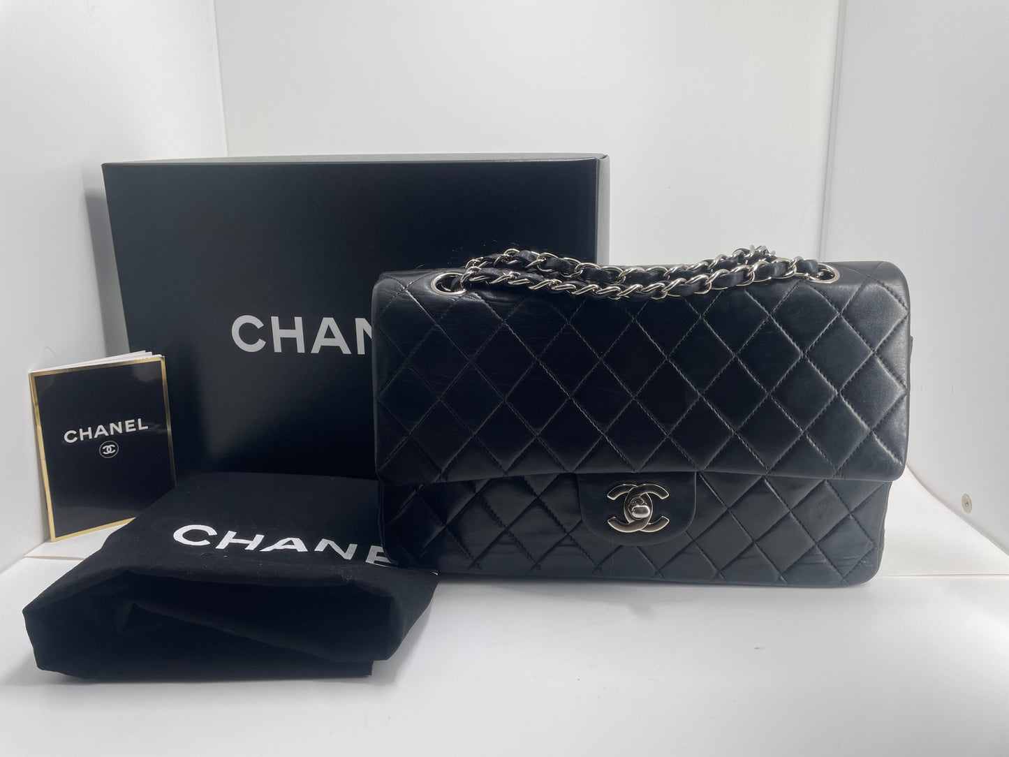 Sac à main Chanel Classique en cuir d'agneau noir et métal argenté.