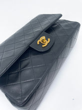 Charger l&#39;image dans la galerie, Sac à main Chanel Classique en cuir d&#39;agneau noir et métal doré plaqué 24 carat.

