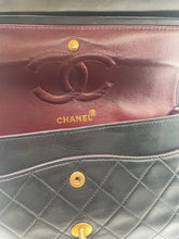 Load image into Gallery viewer, Sac à main Chanel Classique en cuir d&#39;agneau noir et métal doré plaqué 24 carat.

