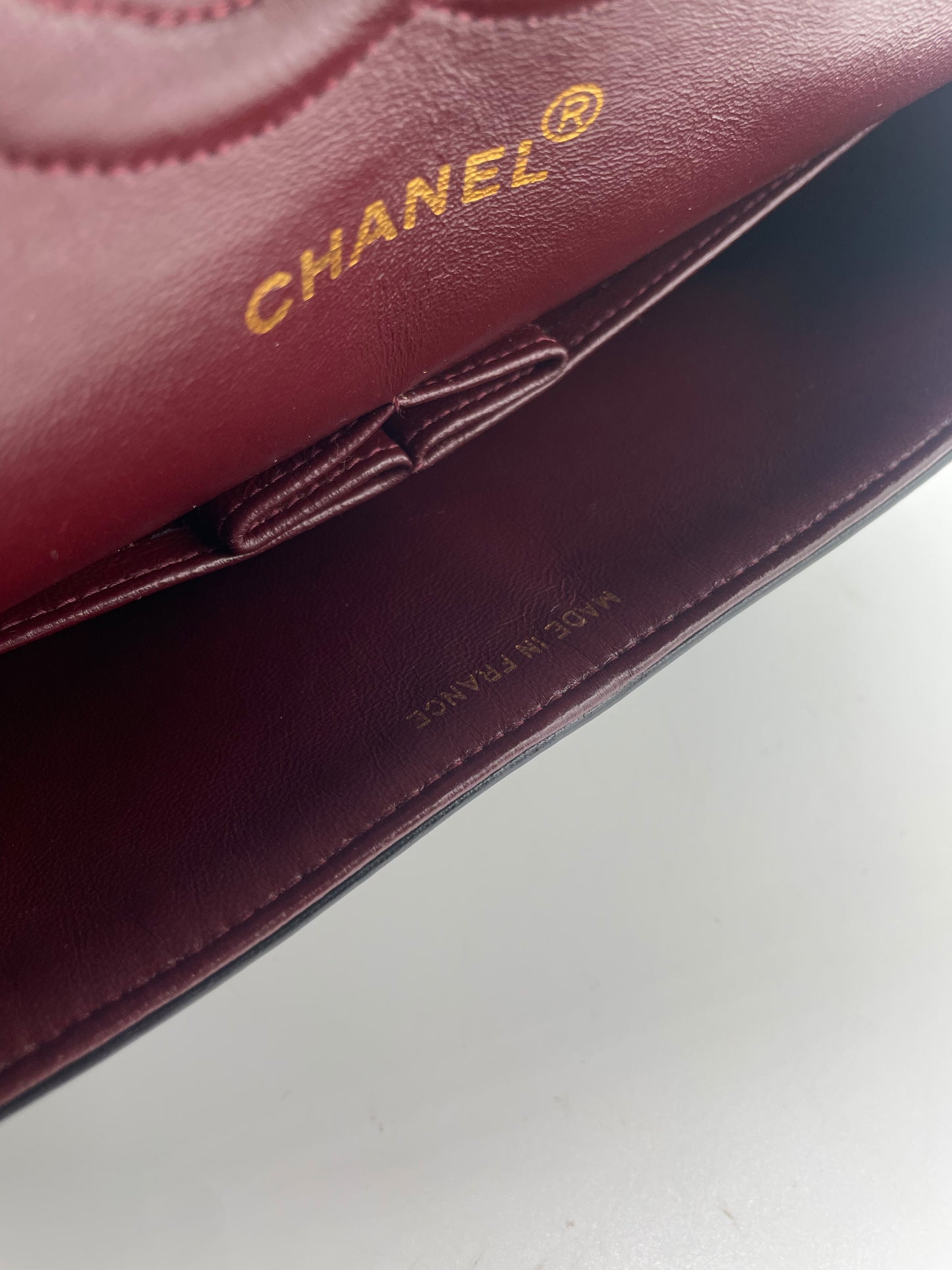 Sac à main Chanel Classique en cuir d'agneau noir et métal doré plaqué 24 carat.