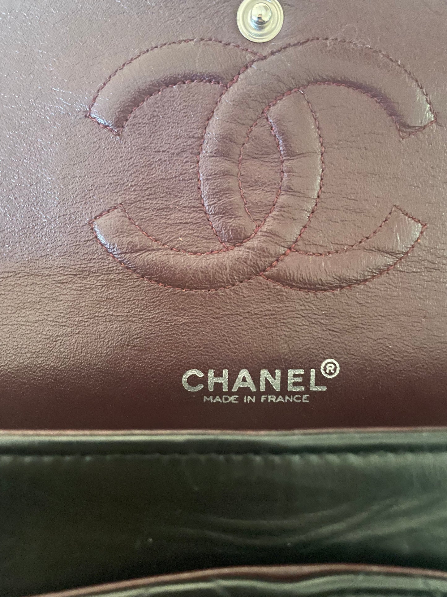 Sac à main Chanel Classique en cuir d'agneau noir et métal argenté.