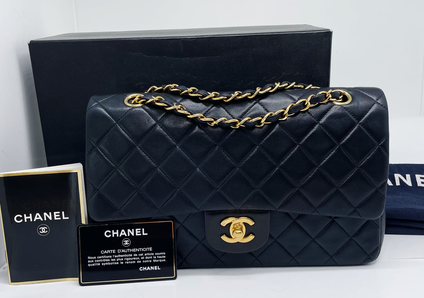 Sac à main Chanel Classique medium en cuir d'agneau noir et plaqué or.