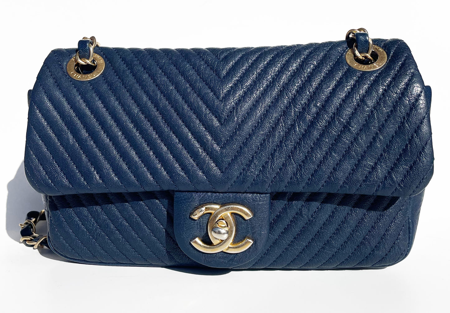 Superbe Sac Chanel 21 cm en cuir et motif Chevron Bleu.