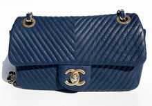 Charger l&#39;image dans la galerie, Superbe Sac Chanel 21 cm en cuir et motif Chevron Bleu.

